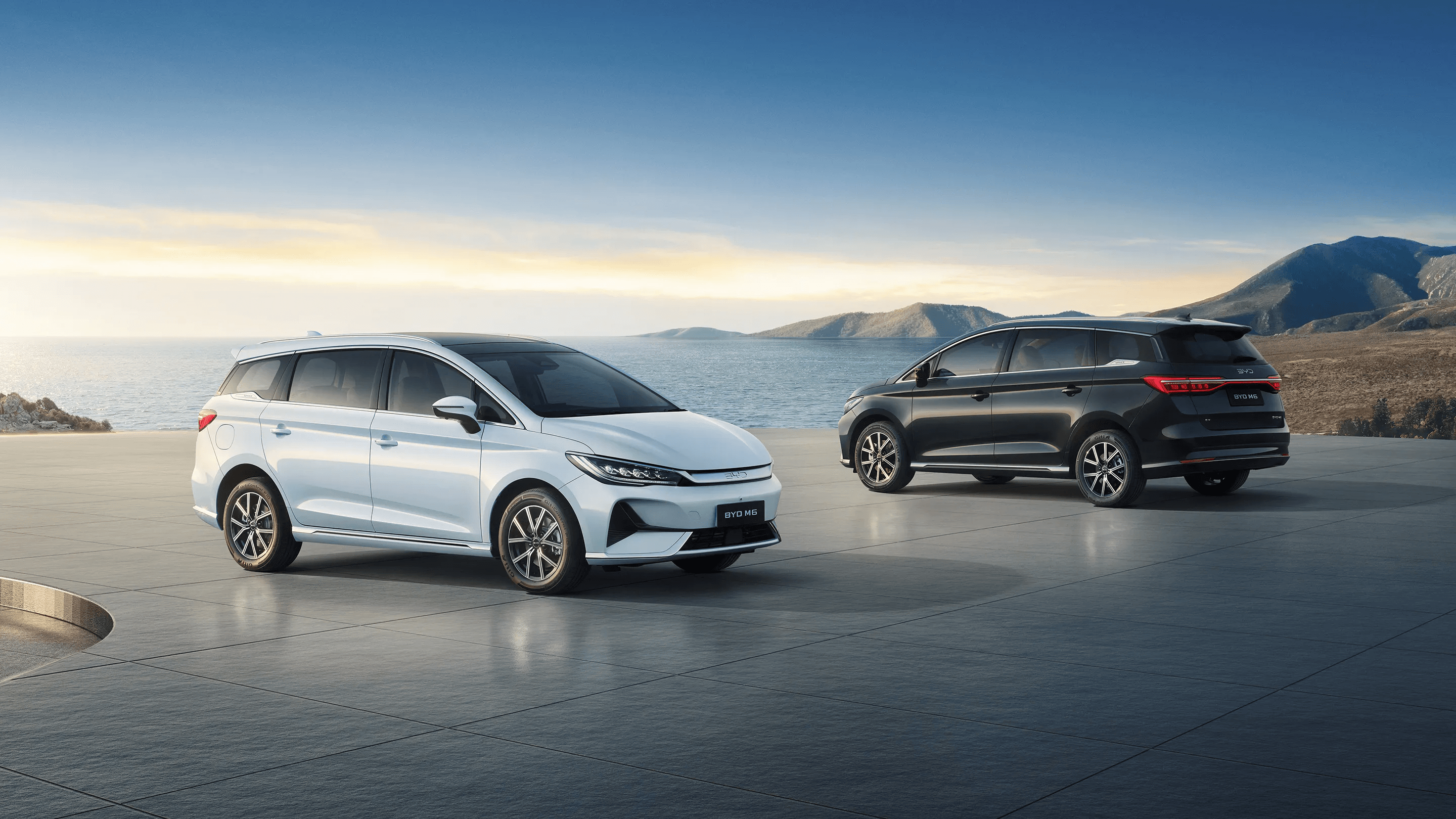 BYD M6 di tepi laut